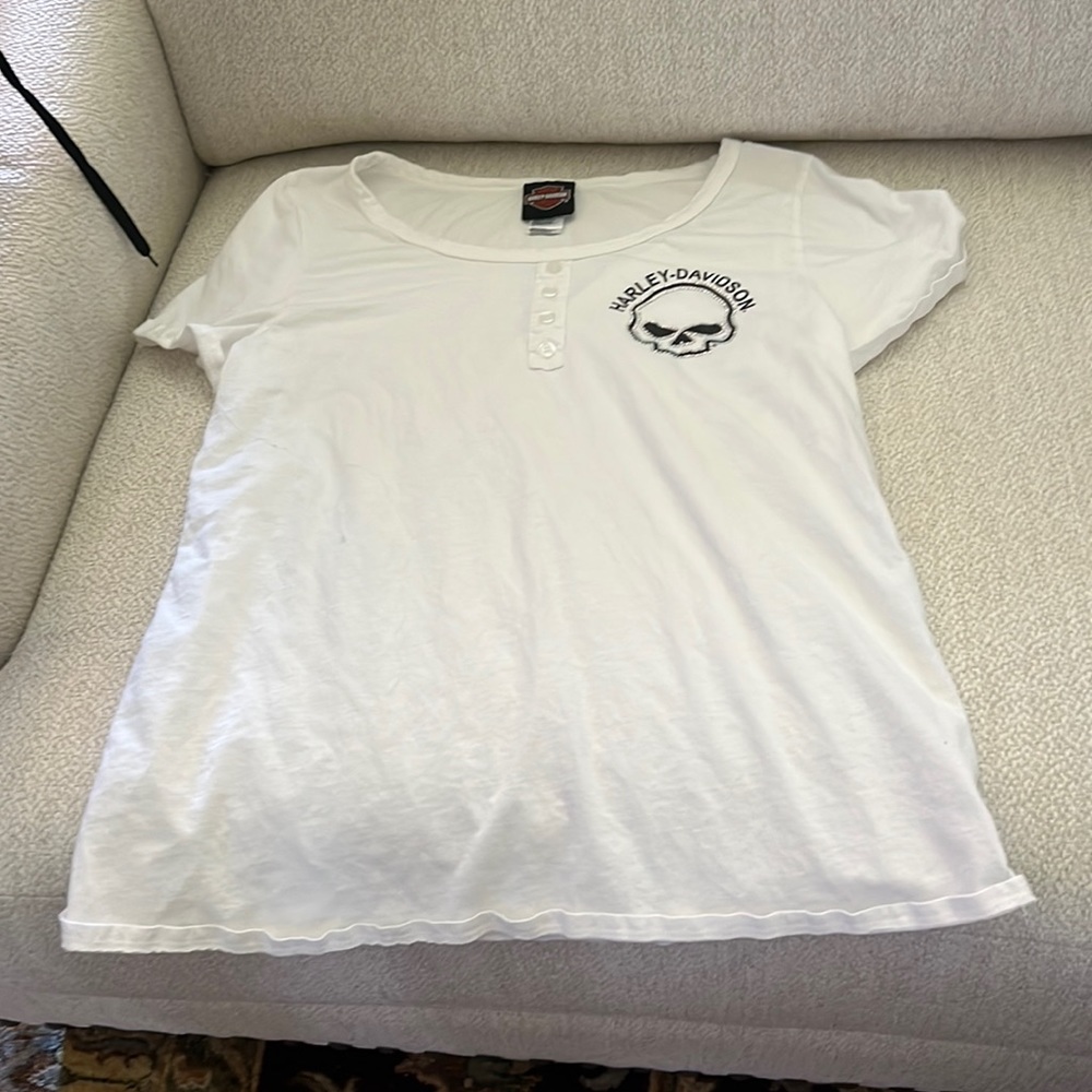 HARLEY DAVIDSON white w/small black skull lightweight tee;XL; excellent cond